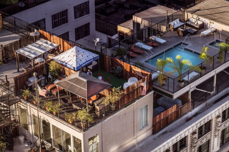 rooftop-with-pool_high-end-apartment-amenities