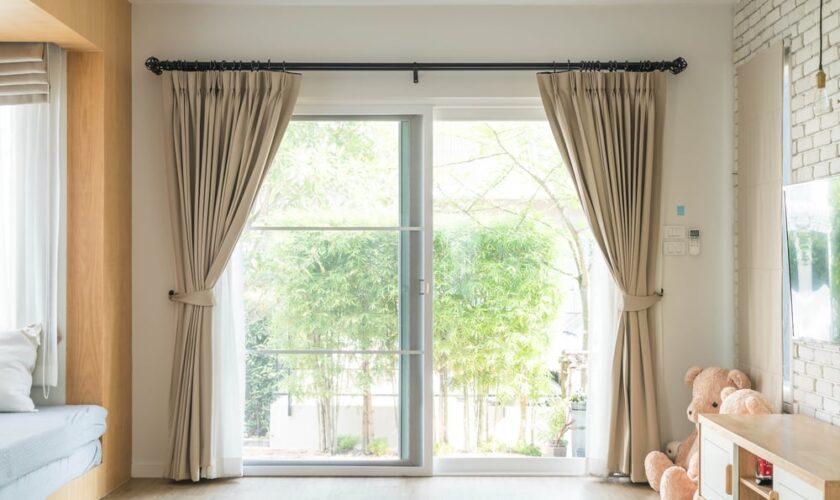 5-Steps-to-Measure-a-Window-for-Curtains (1)